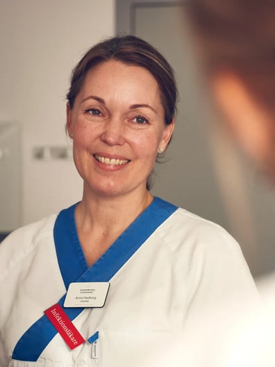 En kvinna med en namnbricka runt halsen.