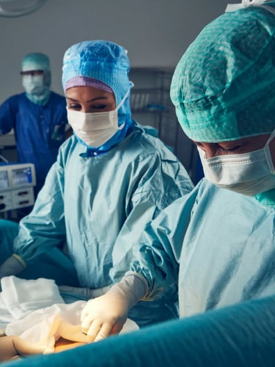 En grupp läkare som utför en operation i en operationssal.