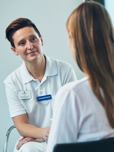 En kvinna pratar med en kurator.