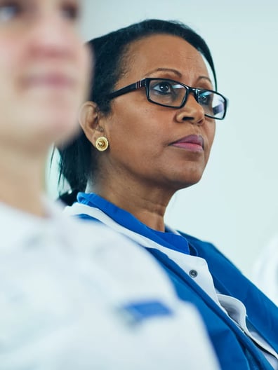 En grupp kvinnor som sitter bredvid varandra.