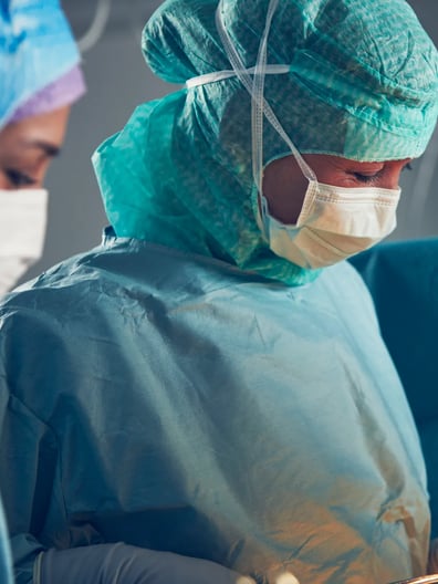 En grupp kirurger som utför en operation.