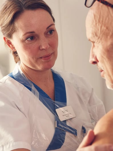 En läkare som undersöker en patient.