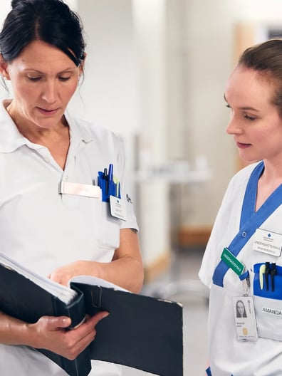 En sjuksköterska och en sjuksköterska på ett sjukhus.