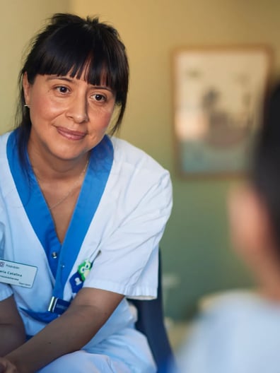 En psykolog sitter mitt emot en pojke och lyssnar.