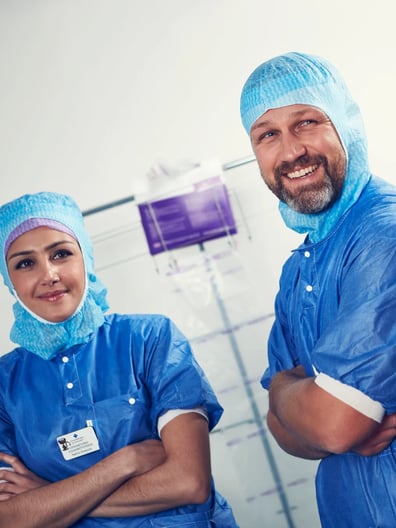 Några läkare som står bredvid varandra.