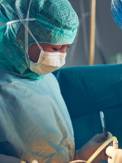 Läkare som utför en operation.