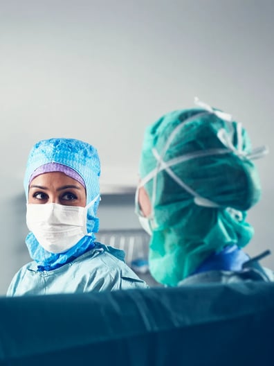 En grupp läkare i operationskläder på ett sjukhus.