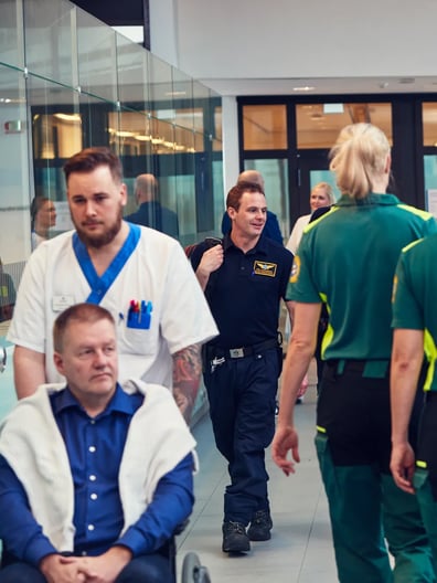 En grupp läkare och sjuksköterskor som går i en korridor.