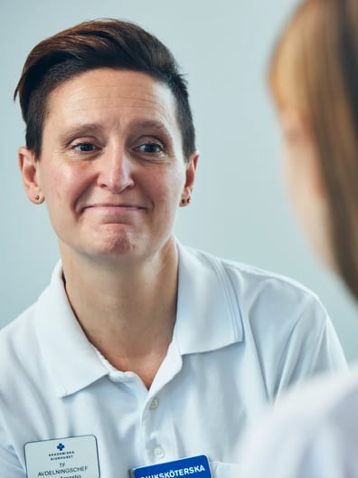 En sjuksköterska pratar med en patient.