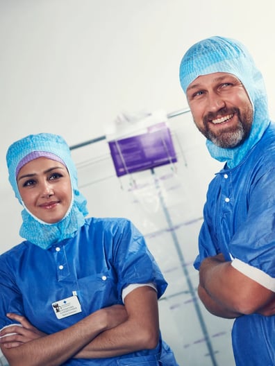 Några läkare som står bredvid varandra.