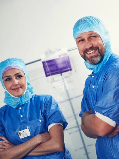 Några läkare som står bredvid varandra.