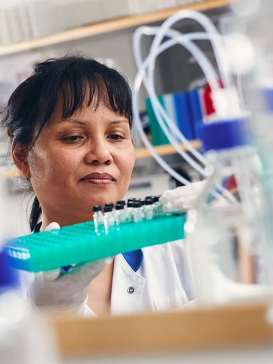 En kvinna i ett laboratorium håller i en tandborste.