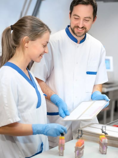 Två läkare diskuterar och analyserar ett provresultat.