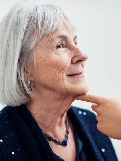 En äldre kvinna som blir undersökt.