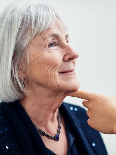 En äldre kvinna blir undersökt av en läkare.