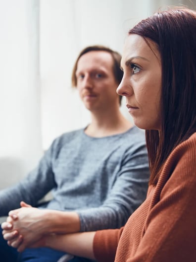 En man och en kvinna sitter bredvid varandra.