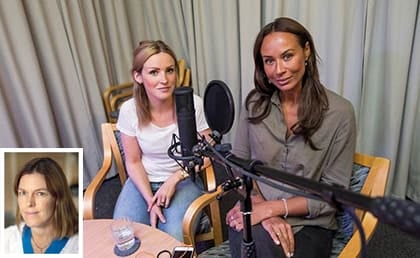 Programledaren Lotten Åsén Blomvist (t v) tillsammans med avsnittets gäst Lotta Gray. Medverkar gör även onkologen Nina Cavalli-Björkman (infälld).