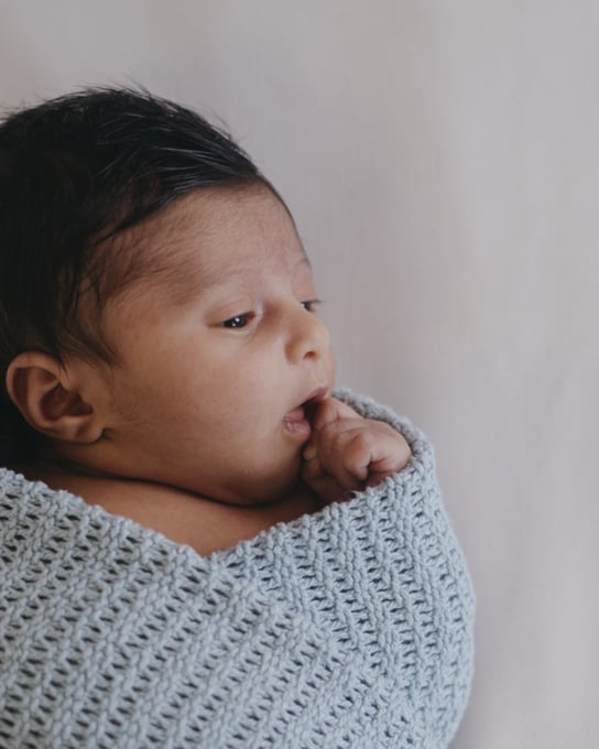 Nyfödd bebis i filt