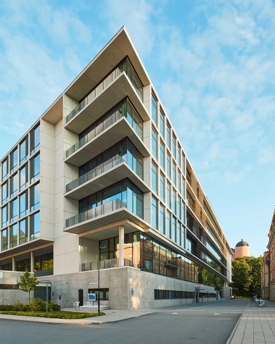 En stor byggnad med många fönster på sidan av den.