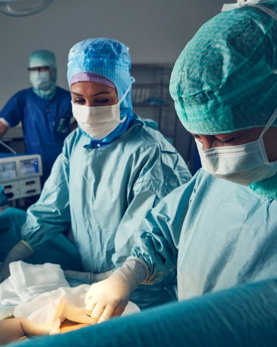 En grupp läkare som utför en operation i en operationssal.