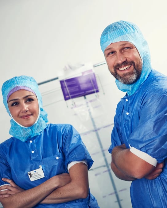 Några läkare som står bredvid varandra.