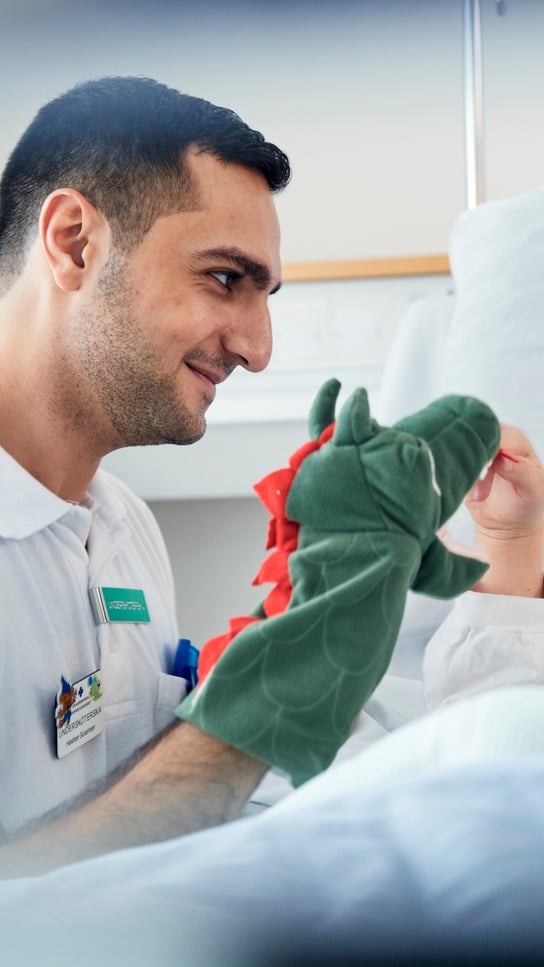 En man och en kvinna i en sjukhussäng.