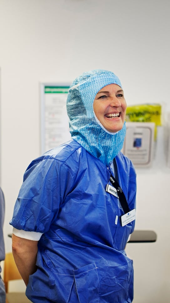 En grupp läkare som står runt varandra.