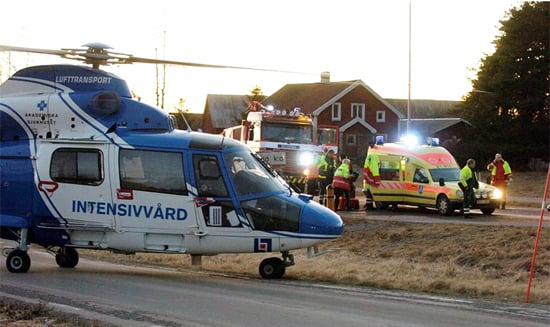 Olycksplats med intensivvårdshelikopter, ambulans, brandkår och blåljuspersonal. 