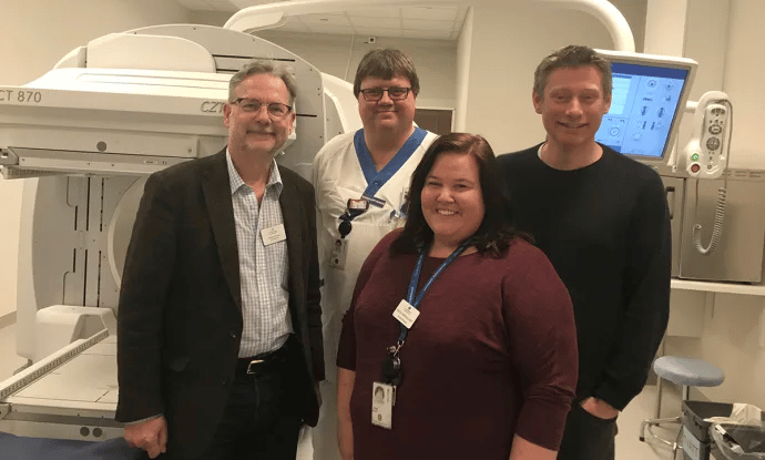 På bilden syns från vänster: Anders Sundin (överläkare och professor), Mattias Sandström (1:e sjukhusfysiker), Anna Eriksson (avdelningschef molekylärbilddiagnostiska avdelningen) och Mark Lubberink (gruppchef inom medicinsk fysik och professor).