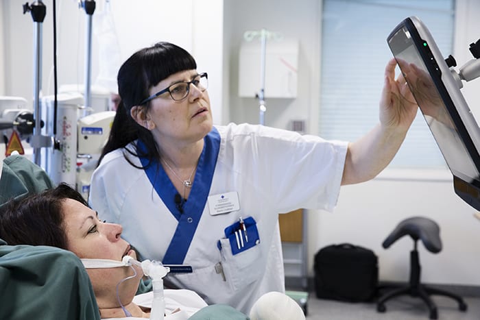 Eyetracking är ett kommunikationshjälpmedel som innebär att patienterna kan förmedla sina basala behov genom att titta på ikoner på en Ipadliknande skärm i stället för att peka. En kamera avläser pupillernas rörelser när patienten tittar på bilder so