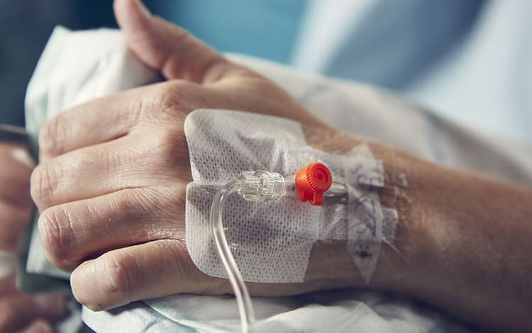 En ny vaccinationsbehandling med så kallade dendritceller kan förlänga livet vid spridd njurcancer, visar patientstudier vid Akademiska sjukhuset.