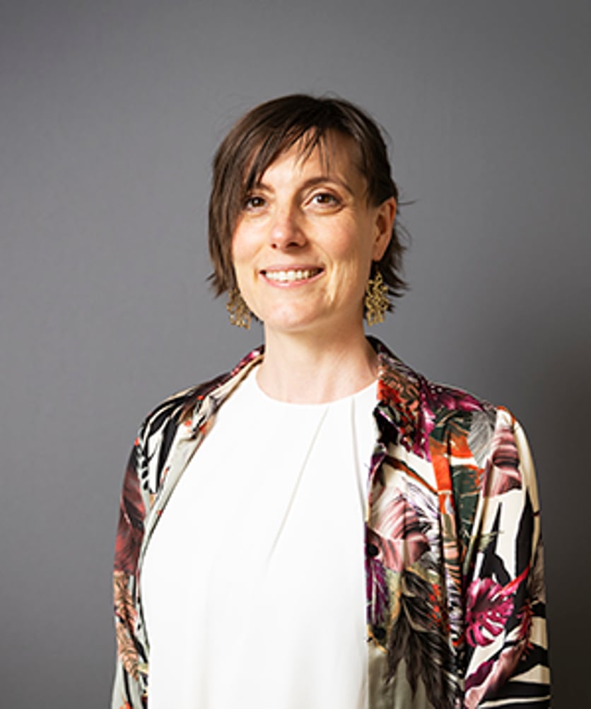 Kvinna ler mot kamera