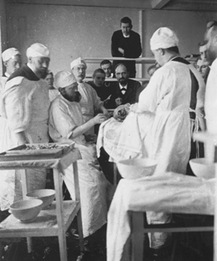 Huvudoperation: K.G. Lennander avlägsnar en pistolkula i nackloben.