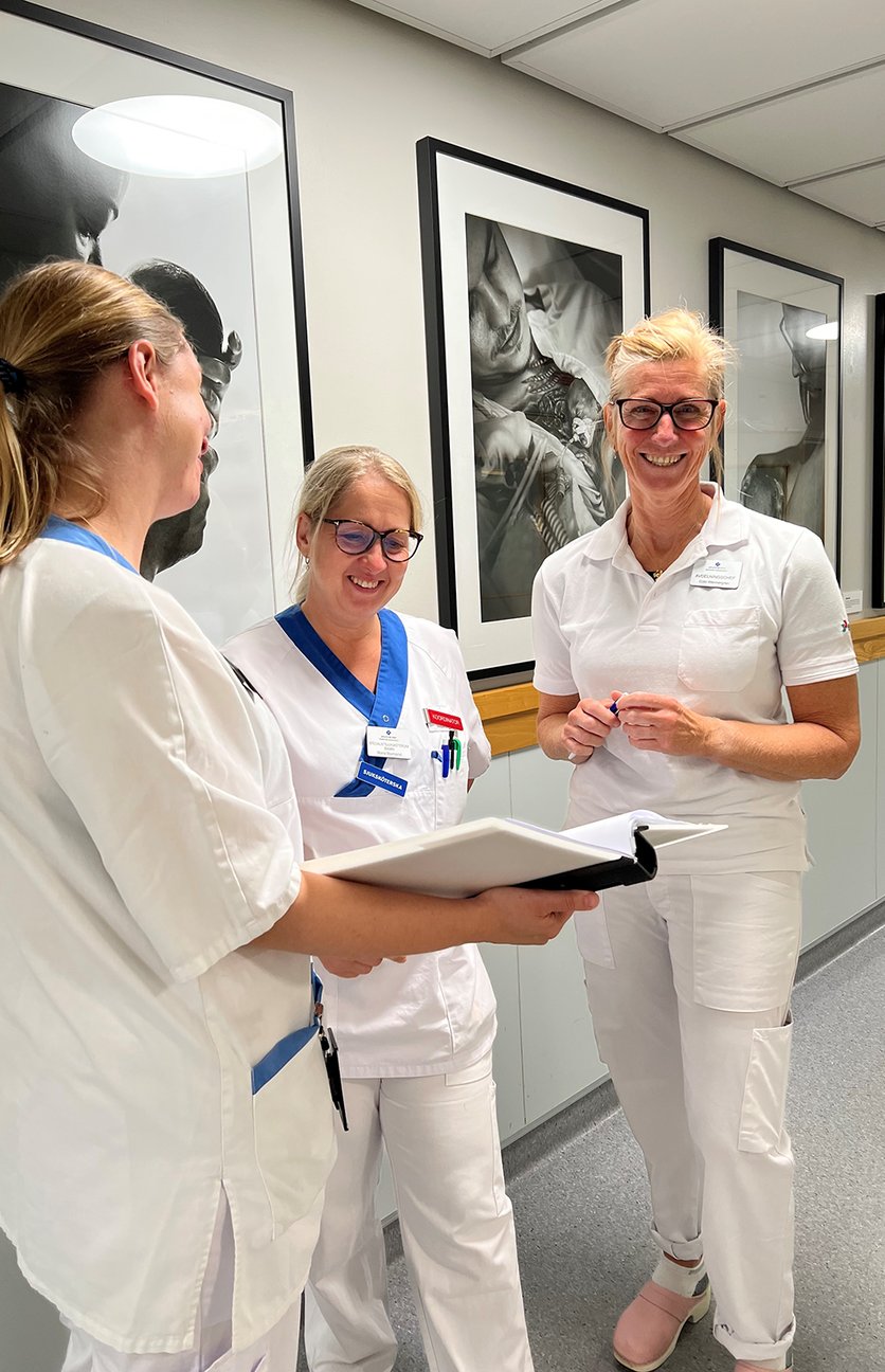 Personal pratar i korridoren