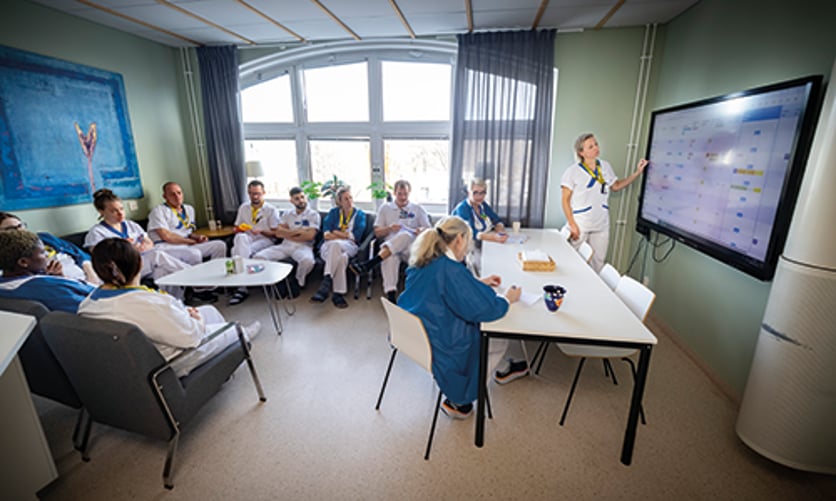 Sjukvårdspersonal sitter i ett rum på möte