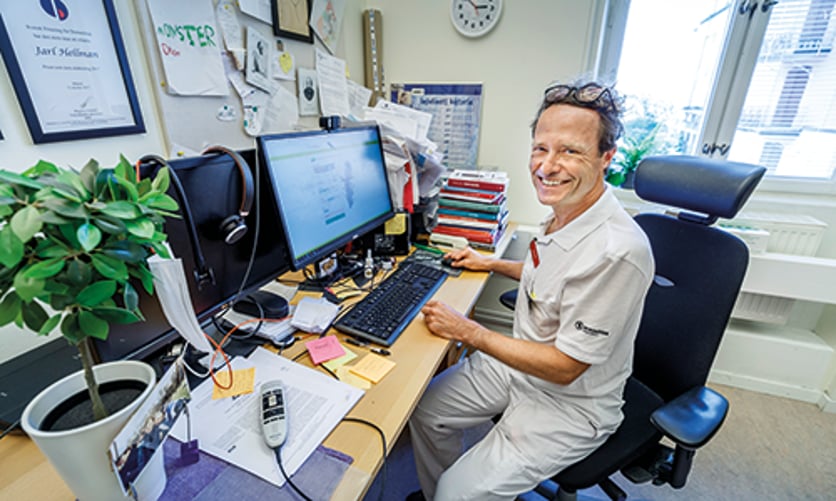 Jarl sitter vid sitt skrivbord