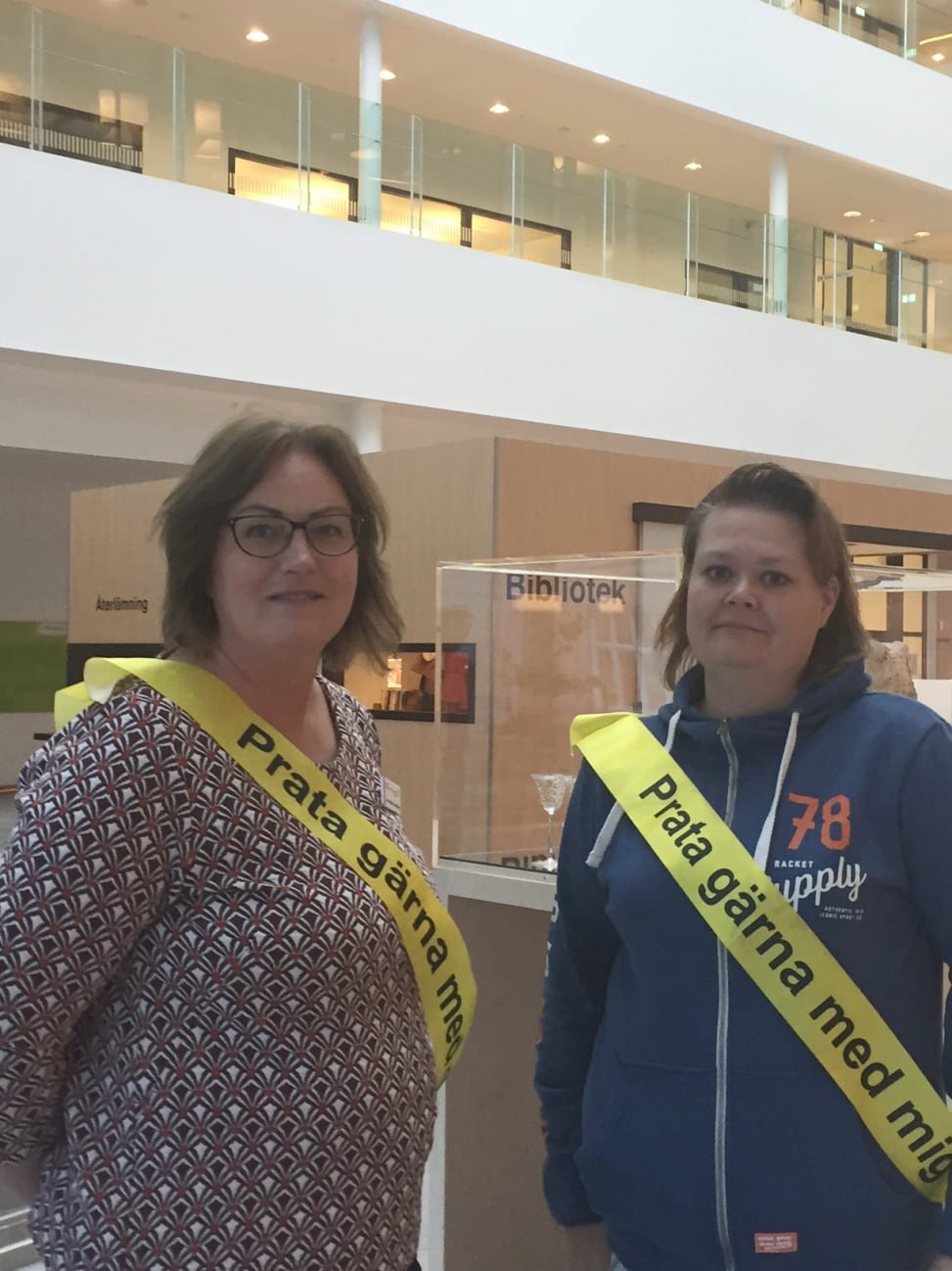 Sedan början av september kan patienter och anhöriga inom psykiatrin tycka till om vården på plats. Anna-Maria Lundberg och Eleonor Belin, båda från Forum för Brukarinflytande, tar in synpunkter. Foto: Elisabeth Tysk