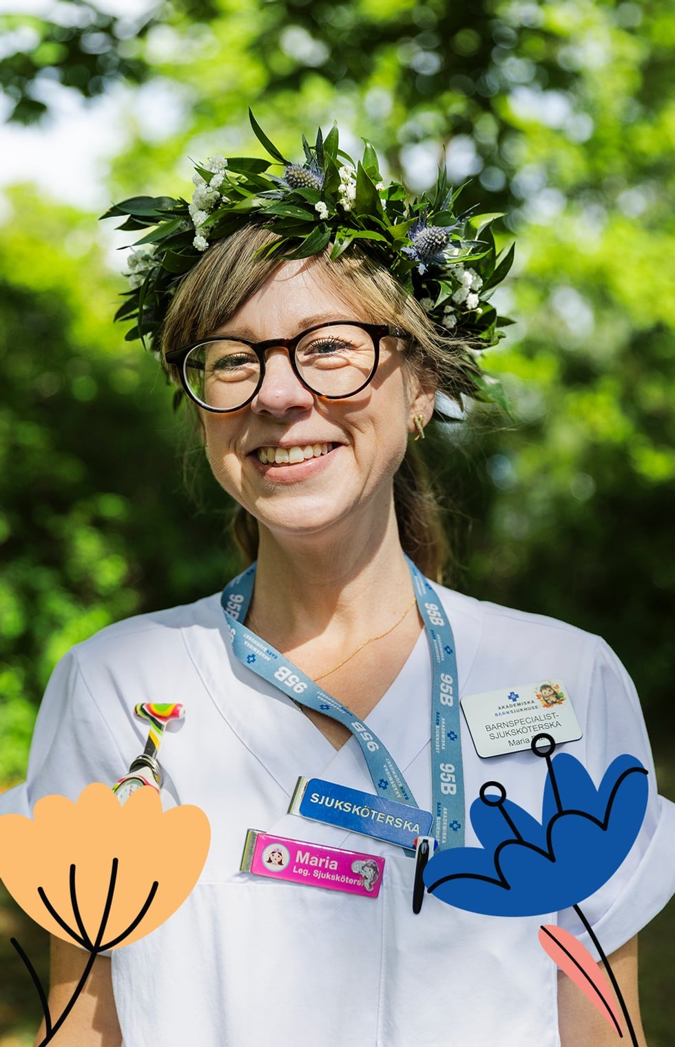 Glad kvinnlig vårdpersonal med blomkrans på huvudet och glasögon ser in i kameran