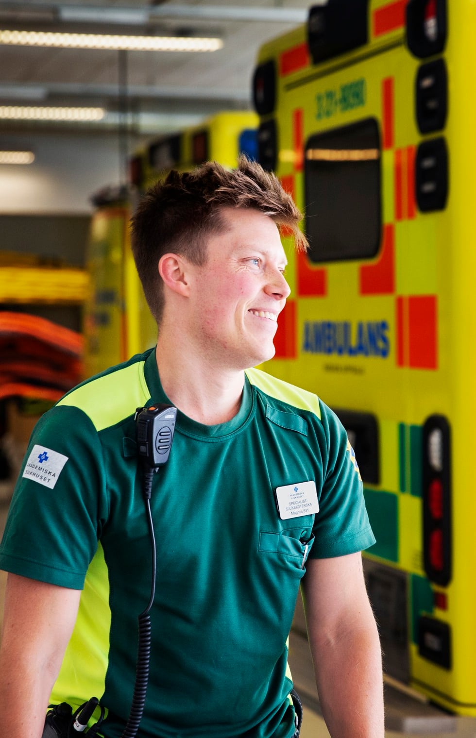 En man står framför en gul ambulans.