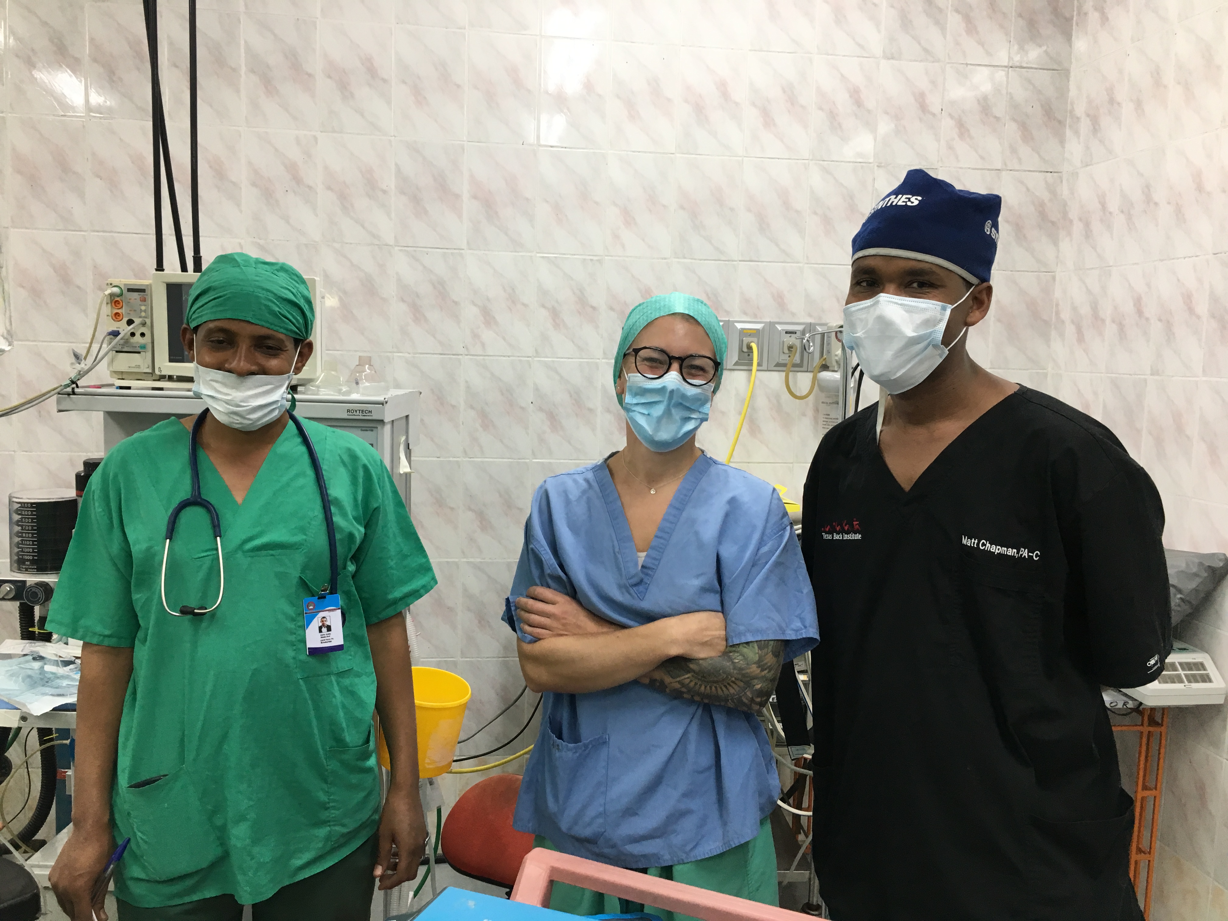 Andrea Frestadius, specialistsjuksköterska på Brännskadecentrum, tillsammans med två anestesisjuksköterskor på sjukhuset i Etiopien.
