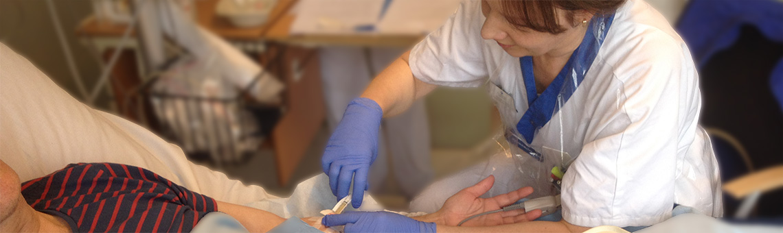 Första infusionen av CAR T celler i Europa. Patienten infuseras av en forskningssjuksköterska från kliniska forsknings- och utvecklingsenheten (KFUE). Fotograf: Gunilla Enblad