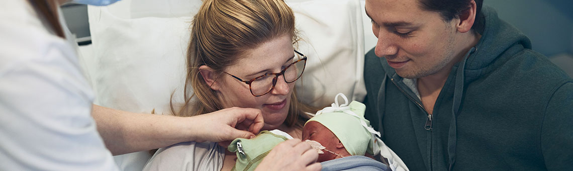 Nybliven mamma med tvillingar