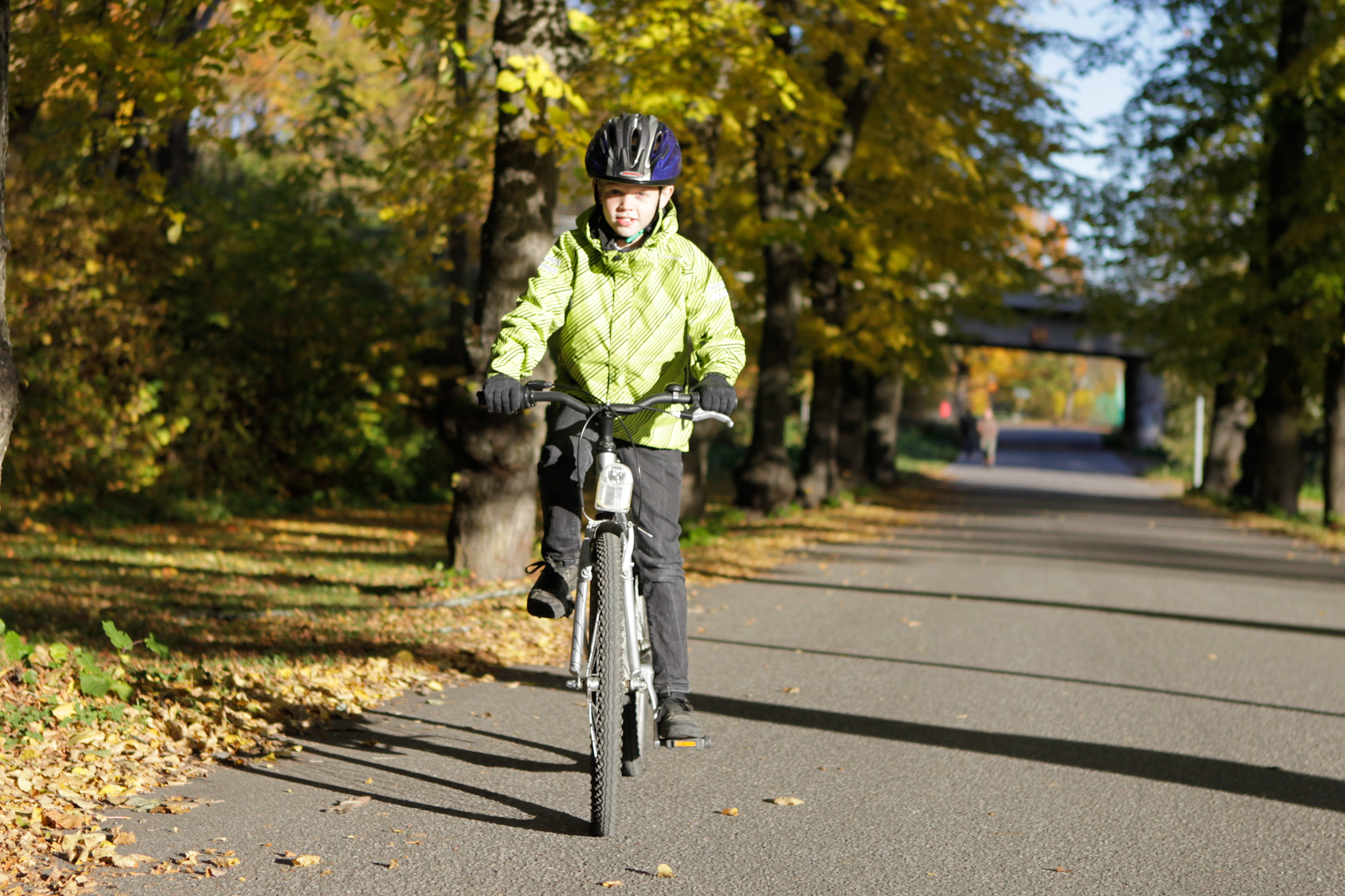 Pojke cyklar på väg.