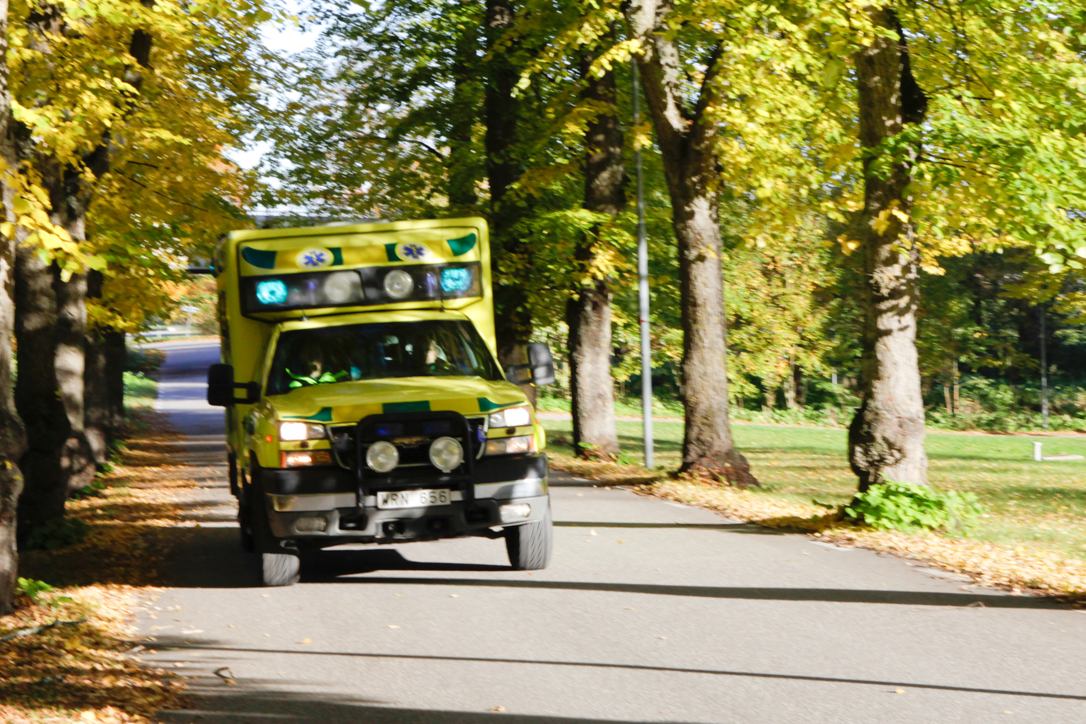 Ambulans kommer åkandes med blåljus.