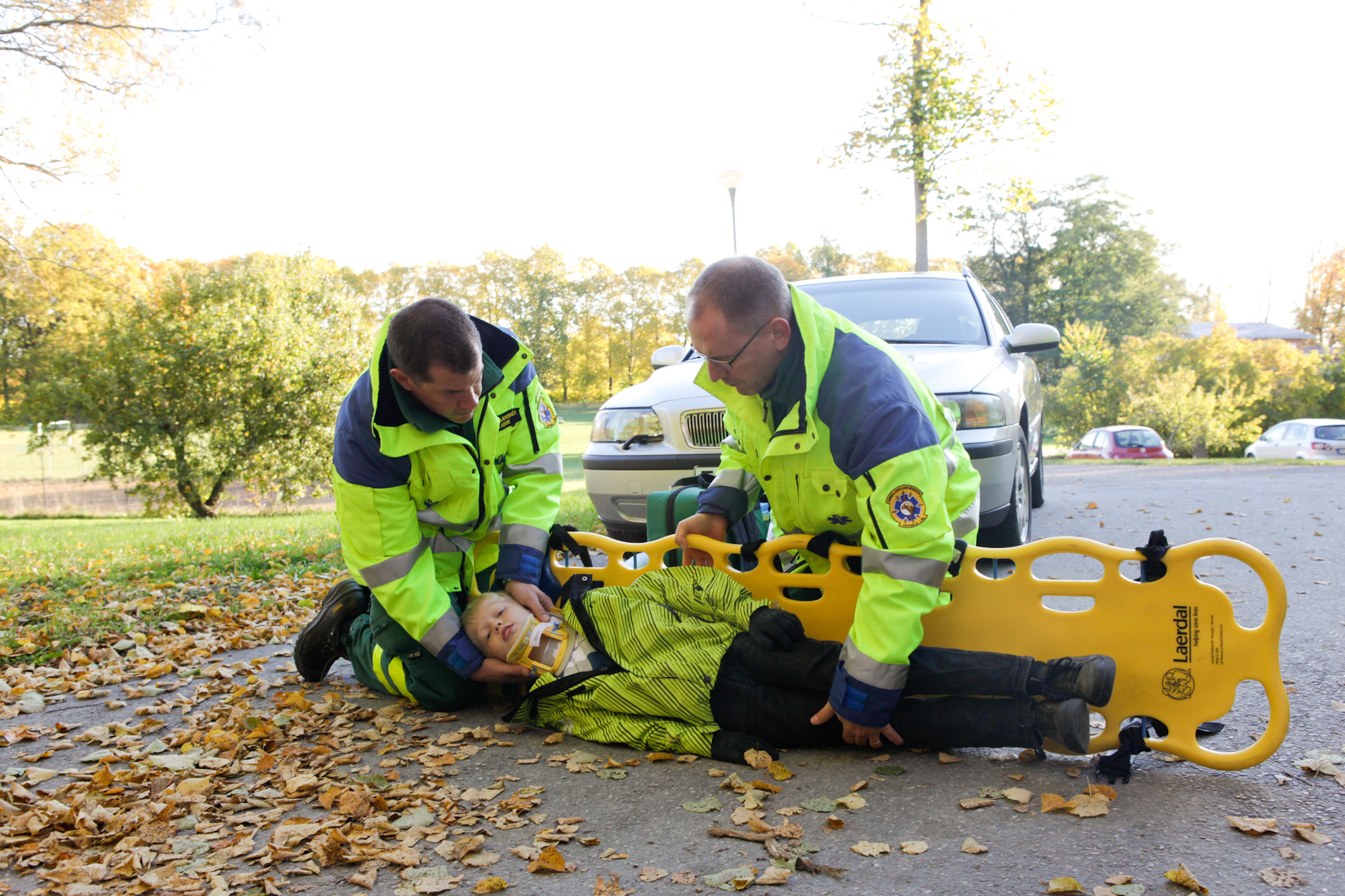 Pojke vänds på spineboarden.