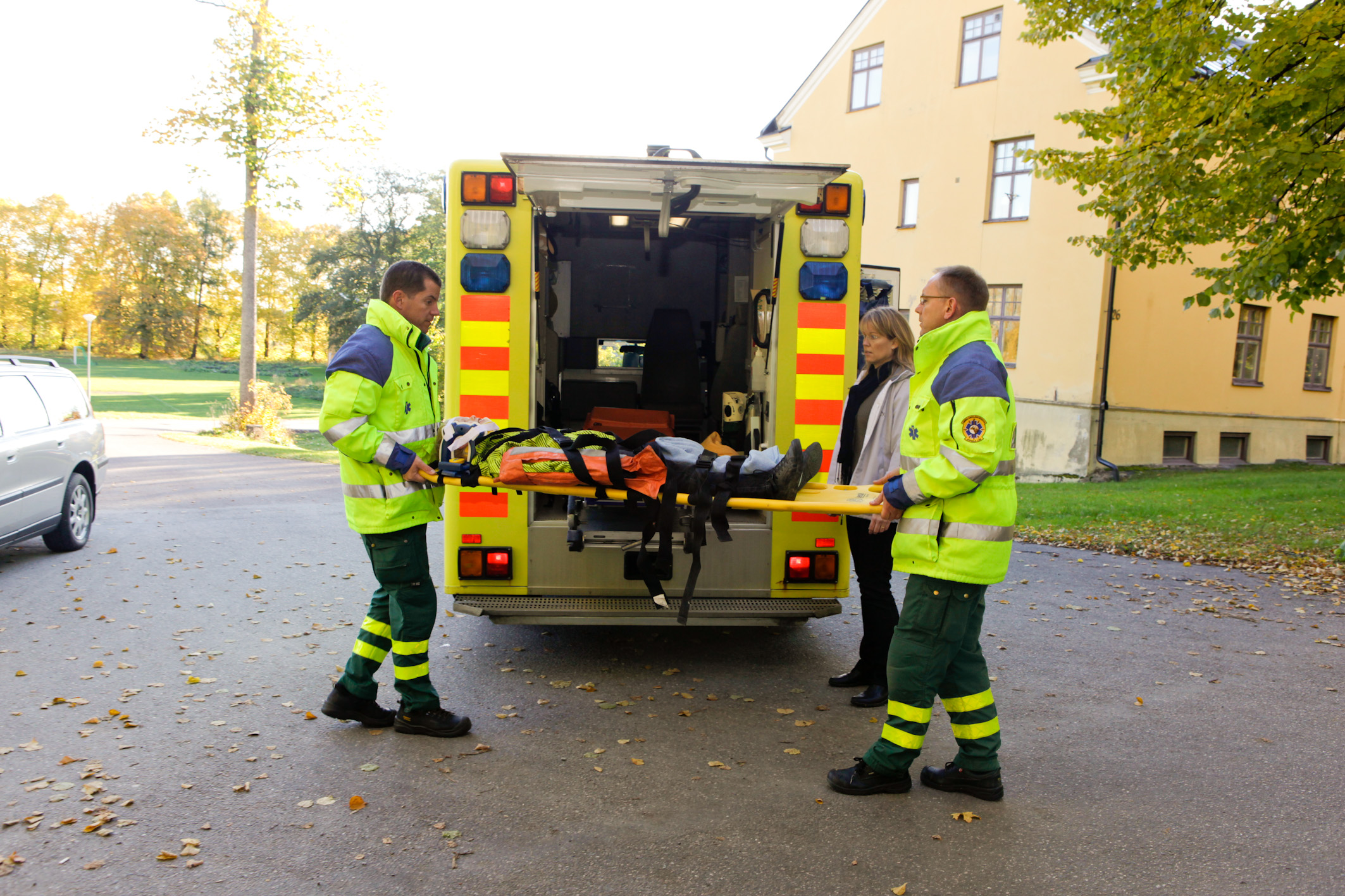 Ambulanspersonalen lyfter upp pojken.