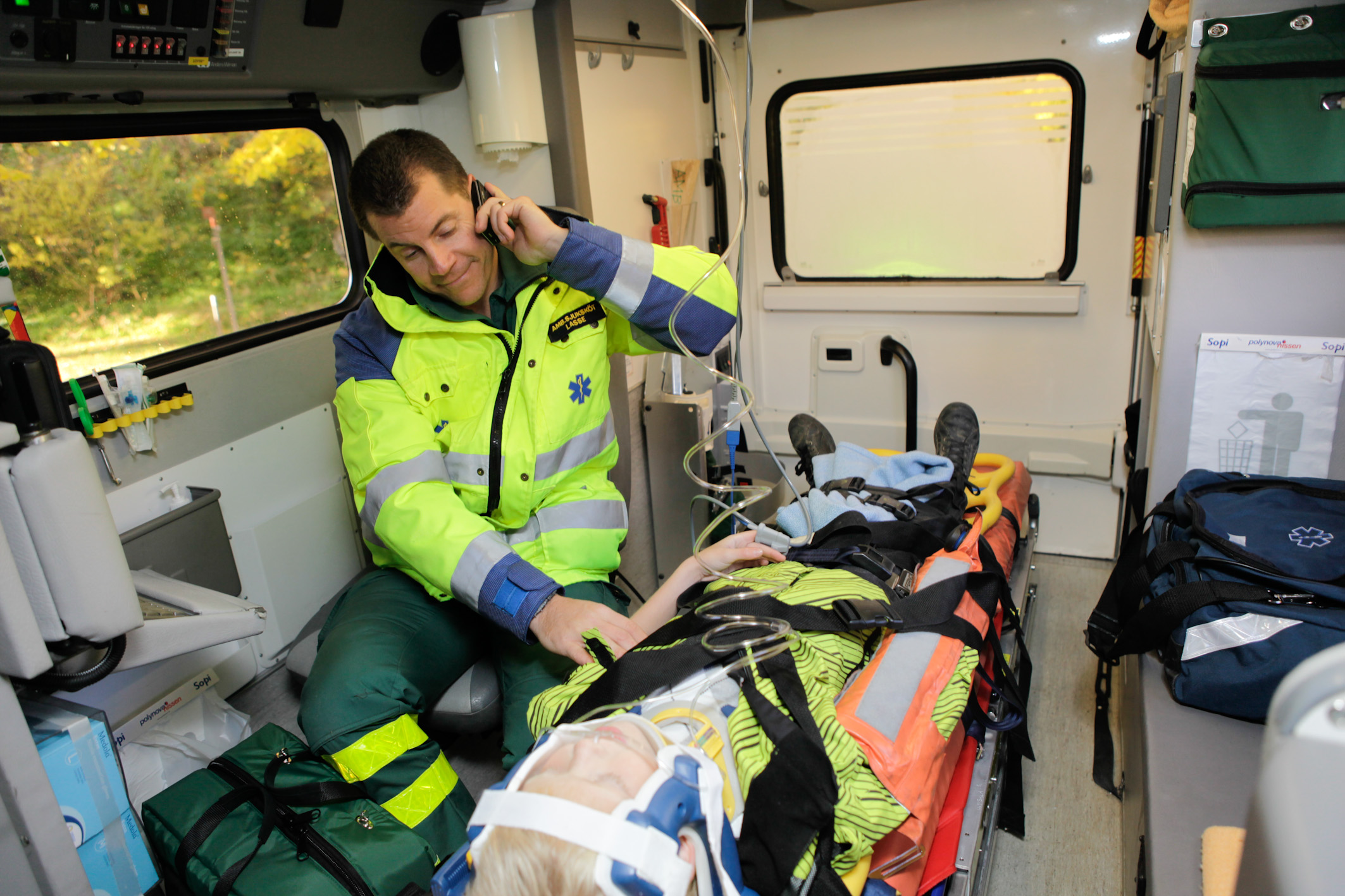 Ambulanspersonalen ringer till barnsjukhuset och meddelar att pojke är på väg.