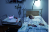 Pojke sover i sjukhussäng med andningsregistrering.