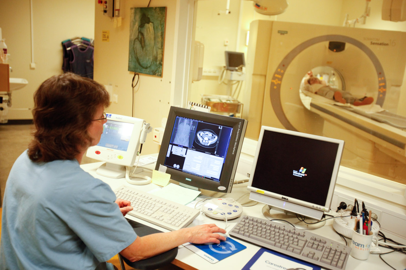 Sjuksköterskan tittar på röntgenbilderna.