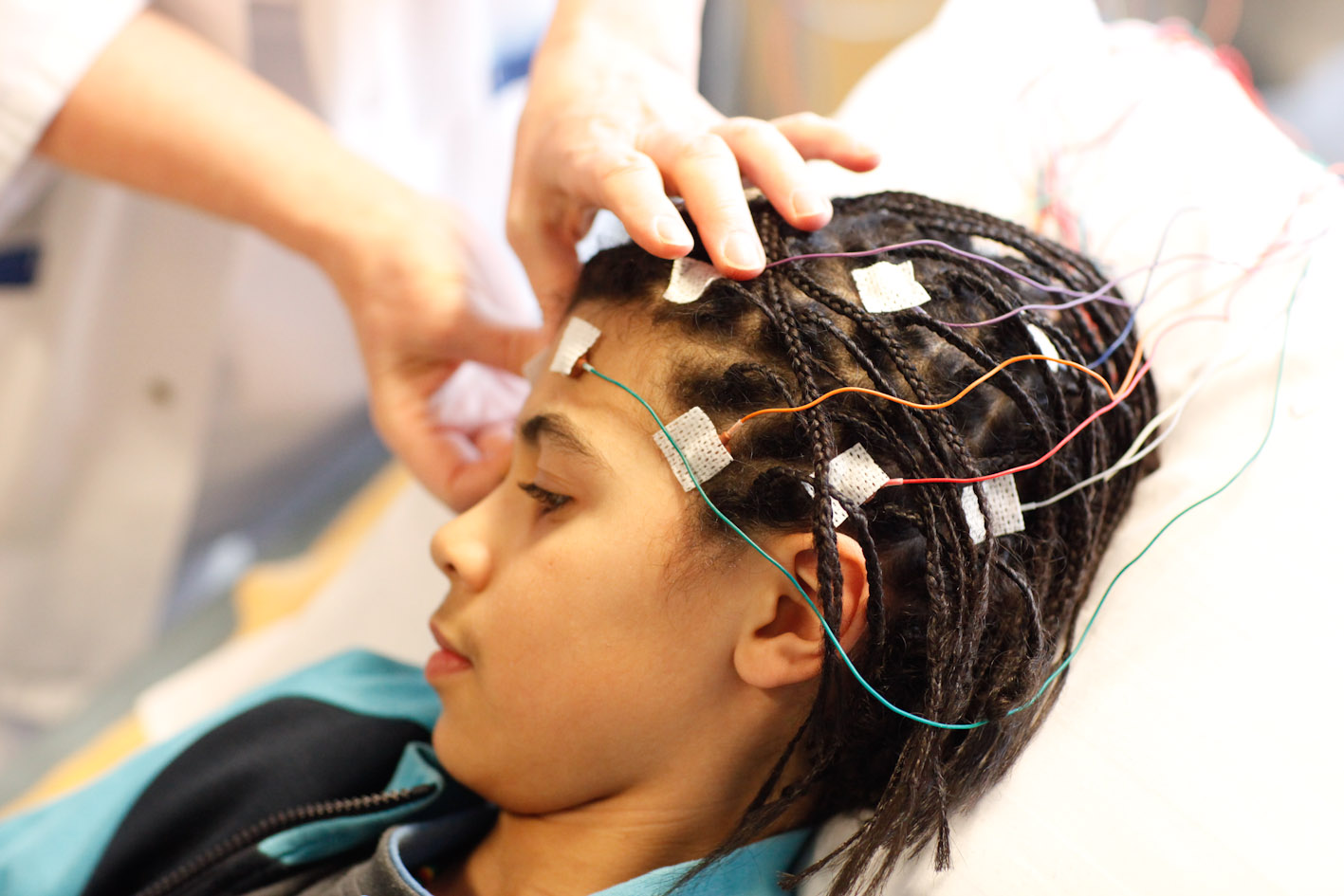 Elektroder sitter på barnets huvud.